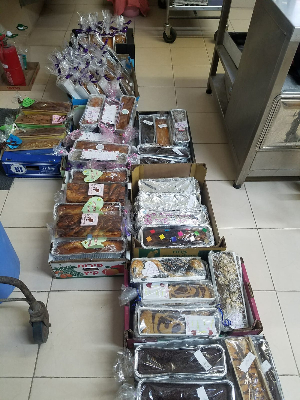 חברי הקיבוץ מובילים את העוגות למרכזי הפיזור בהתנדבות
