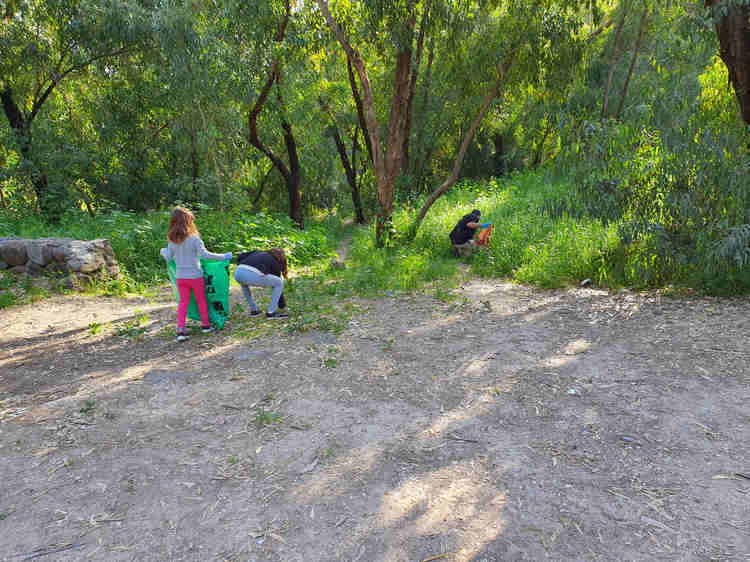 חברי ניר דוד במבצע לנקות את הטבע והסביבה