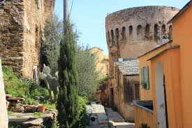 ruelle pitoresque au pied de la citadelle d'Ajaccio