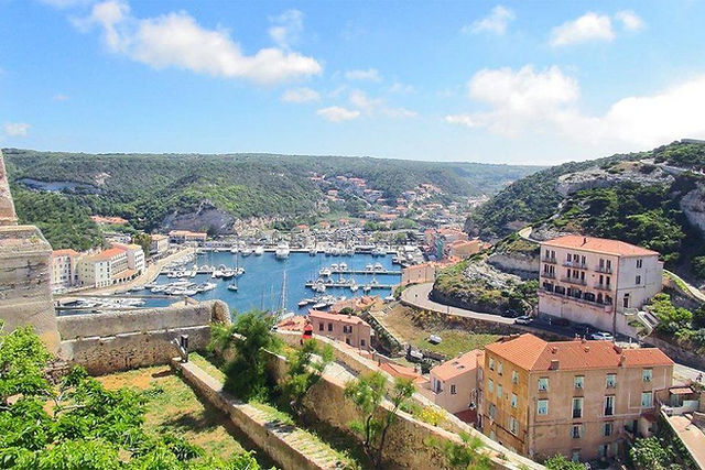 Bonifacio, le port vu des remparts