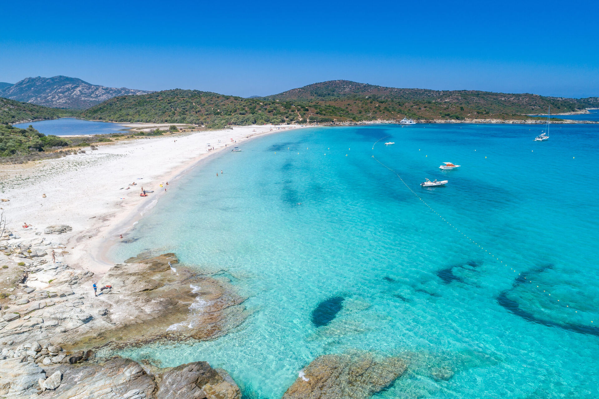 Eau transparente et sable blanc, plage du Lotu