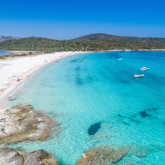 Eau transparente et sable blanc, plage du Lotu