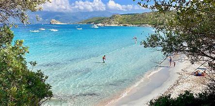 La plage du lotu avec son sable immaculé et ses eaux turquoises