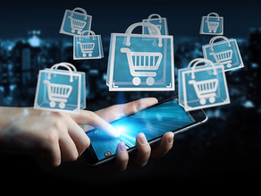 Mãos segurando um celular com a indicação de que compras estão sendo feitas 