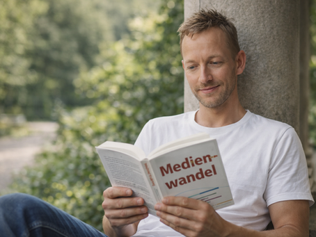 Mann liest Buch "Medienwandel"