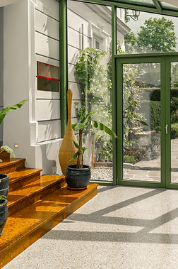 Eingangsgestaltung, roter Marmor