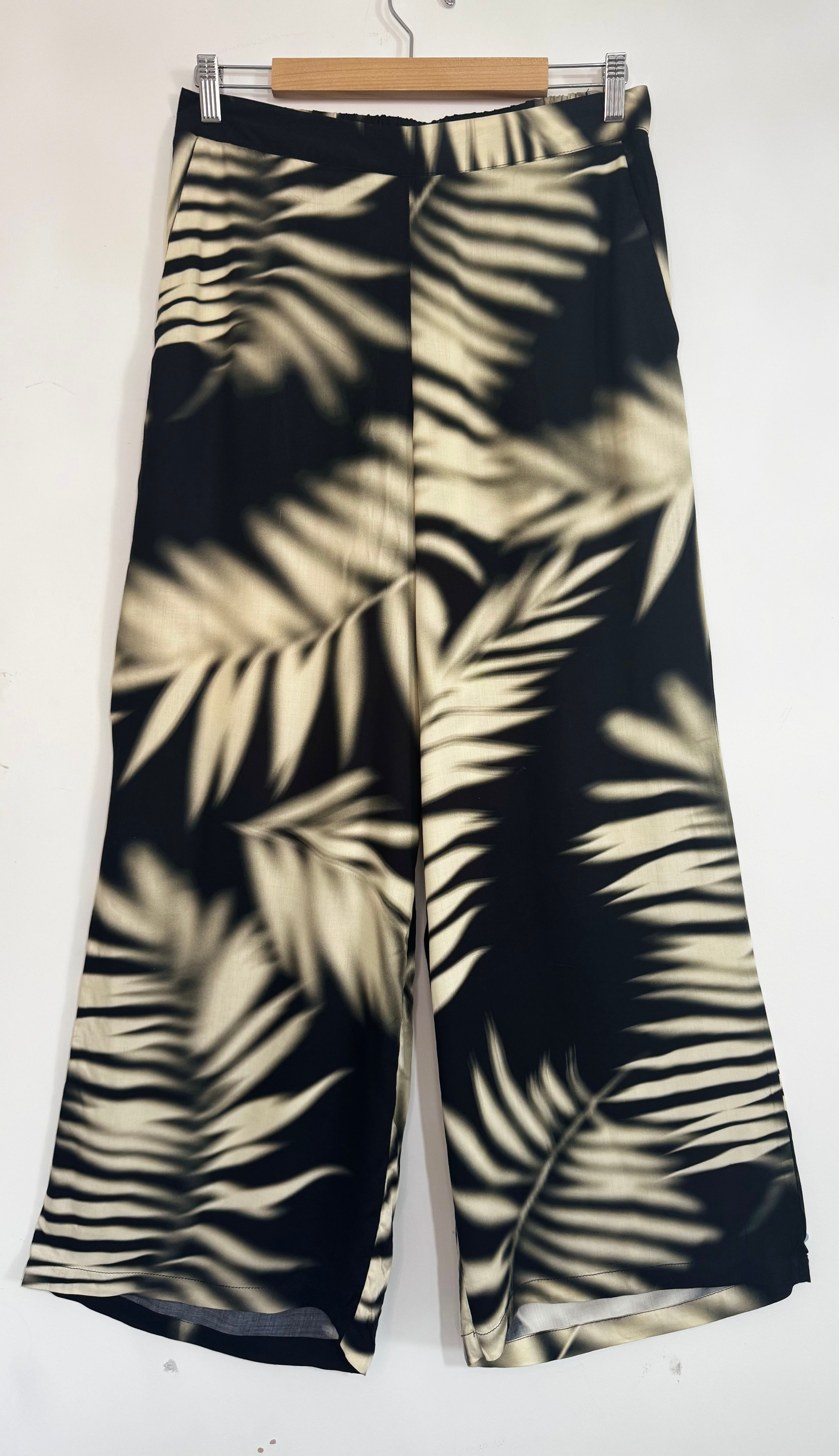 LIVE UNLIMITED palm print wide leg trouser size 12