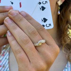 Flower garden ring met opaal 235,-
