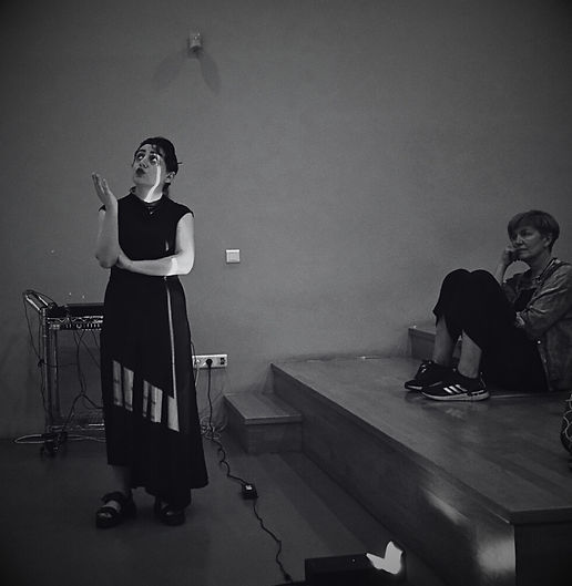 Portrait of Ani Asatryan in discussion with University of Basel students Անի Ասատրյան