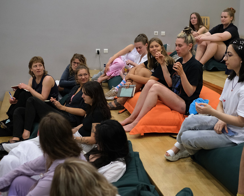 Portrait of Ani Asatryan in discussion with University of Basel students Անի Ասատրյան