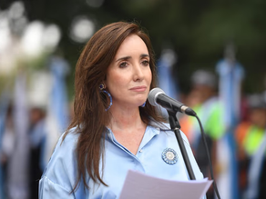 Victoria Villarruel se diferenció de Milei y saludó a los periodistas en su día