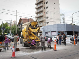 El Municipio continúa con los intensos trabajos de bacheo en hormigón en el centro de Quilmes