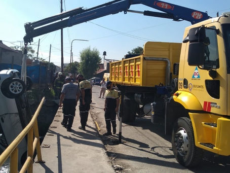 La Florida: un auto cayó al arroyo Las Piedras y debieron rescatar a sus ocupantes