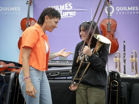 Mayra entregó nuevos instrumentos musicales para la orquesta de la EES Nº 23 de Villa La Florida