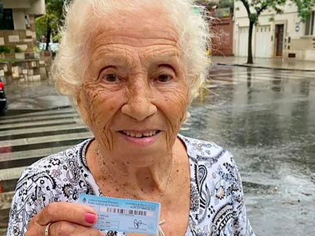 Una mujer de 102 años fue a votar bajo la lluvia: "Lo hago con convicción"
