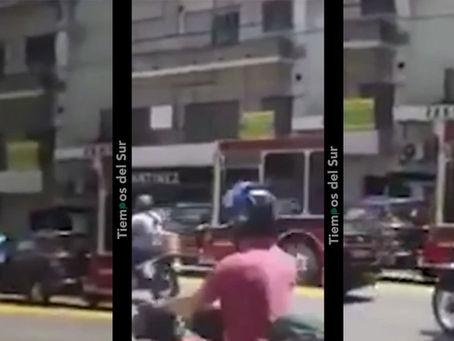 VIDEO: chocó, se bajó con un bate para golpear al colectivero que aceleró y se lo llevó puesto