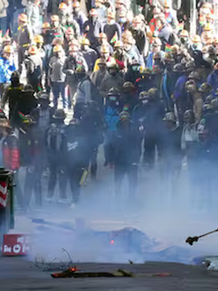 Bolivia: al menos un herido tras choques entre policías y manifestantes en La Paz que reclaman la renuncia del presidente