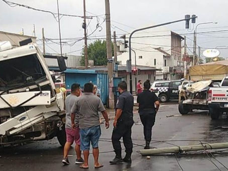 Quilmes: terrible palazo terminó con dos camionetas y un camión destruidos