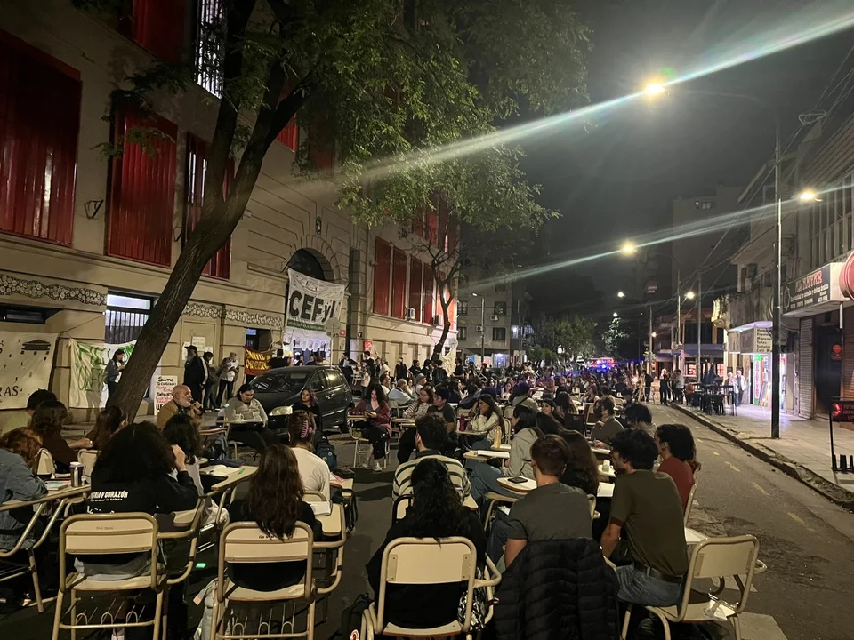 Docentes y estudiantes universitarios realizarán clases públicas frente al departamento de Adorni en Caballito