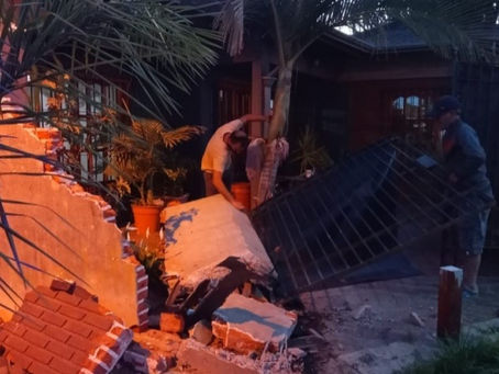 Conductor a toda velocidad se llevó puesto una moto y aterrizó en el living de una casa