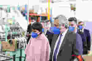 Alberto Fernández visitó una fabrica de barbijos en Quilmes junto a Mayra Mendoza