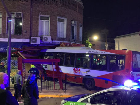 Vicente López: un auto cruzó en rojo y chocó contra un colectivo que se incrustó en una pizzería
