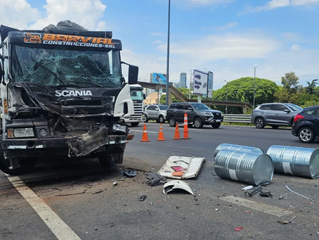 Brutal choque entre tres camiones y un auto en avenida Cantilo