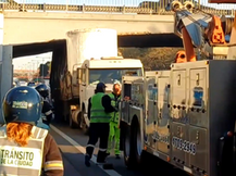 Un camión se quedó trabado bajo un puente en General Paz