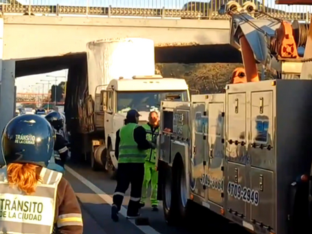 Un camión se quedó trabado bajo un puente en General Paz