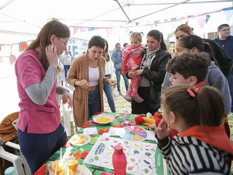 Mayra junto a los vecinos y a las vecinas inauguró los nuevos juegos de la plaza “Soldado Luis Alberto Díaz” de Solano
