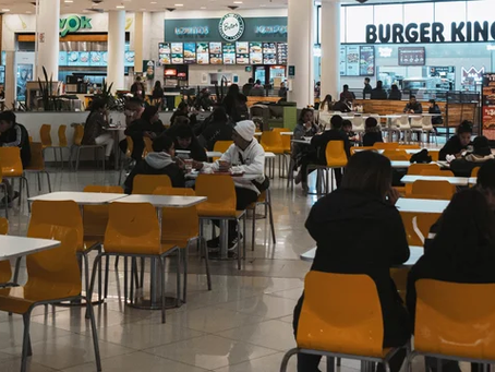 Pánico en el shopping: cuatro jóvenes heridos a cuchillazos en medio de una gresca