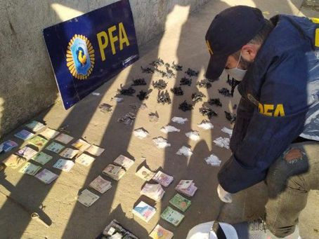 San Martín: tres detenidos por venta de drogas al menudeo en dos casas abandonadas