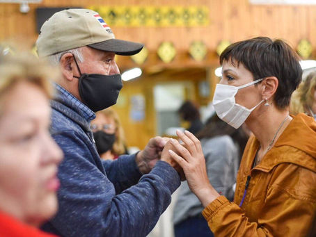 Mayra junto a adultos mayores: "Tenemos que elegir qué queremos, este camino o volver atrás"