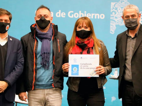 Ferraresi y Kicillof entregaron créditos para construcción en La Plata