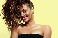 Gevşek Curls ile Cazip Kız