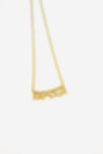 Chaîne en or avec pendentif AAMOUR sculpté, création poétique de Laure Victoria Gaury