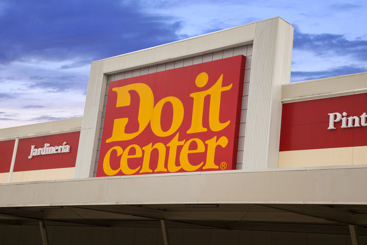 Letreros y Señalización de Industrias Cattan, destacando la identidad de marca con materiales duraderos y acabados profesionales.