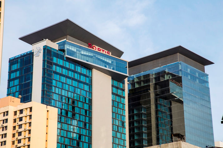 Letreros y Señalización de Industrias Cattan, destacando la identidad de marca con materiales duraderos y acabados profesionales.