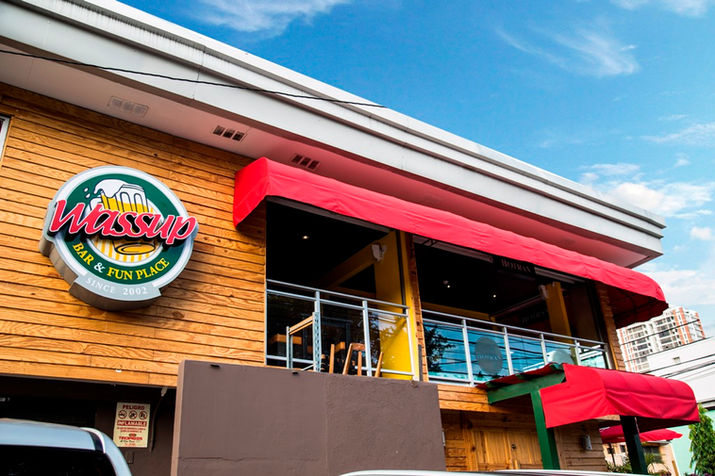 Letreros luminosos de Industrias Cattan iluminando un espacio comercial, con diseño moderno y alta visibilidad en Panamá.