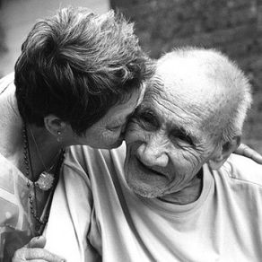 SER MAYOR NO ES UNA PLAGA