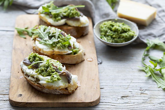 Tartine mozzarella, anchois & pesto de roquette