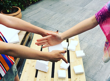 Superhelden feestje organiseren kinderfeestje thuis superheld plank doorslaan