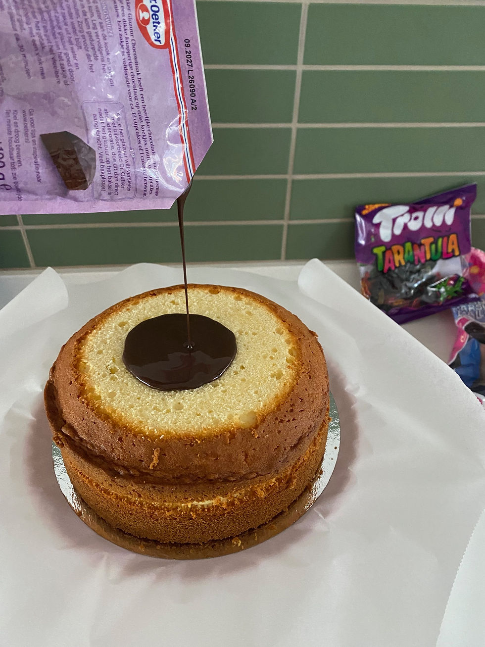 Taart met choco glazuur bedekken