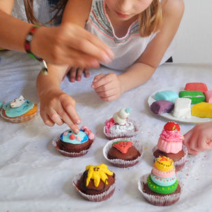 Cupcake kinderfeest thuis bakkersmutsen versieren, chocolade verven, speurtocht draaiboek