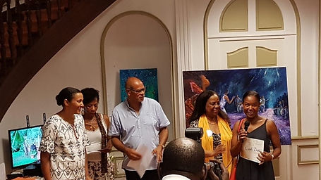 Carole Buttin devant sa toile "Danse" au CCIM recevant un prix