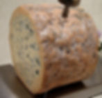 Slicing a Fourme d'Ambert