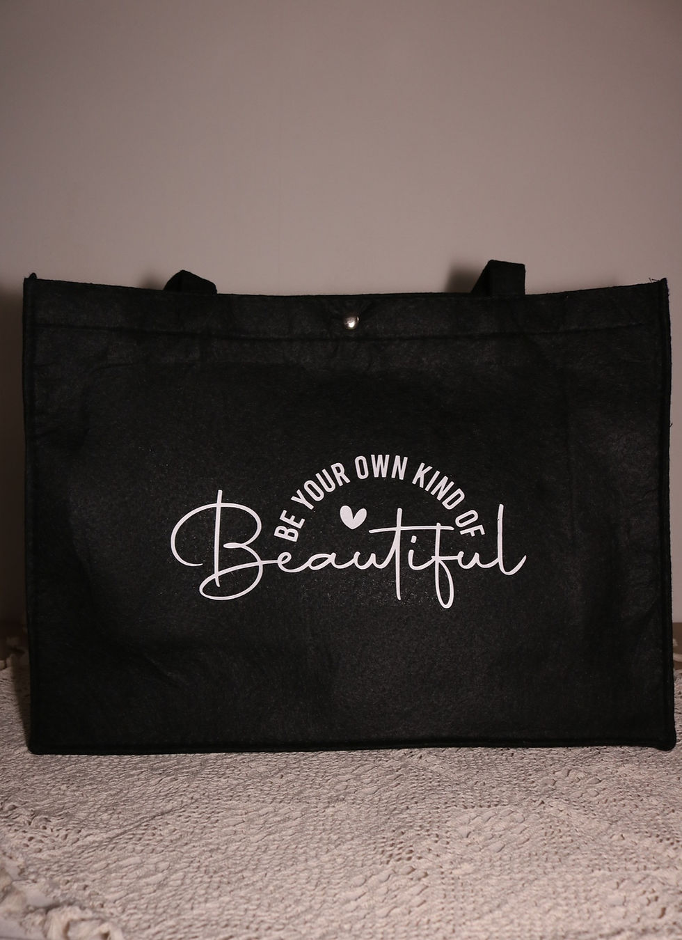 Thumbnail: Zwarte vilten tas met witte tekst 'be your own kind of beautiful'