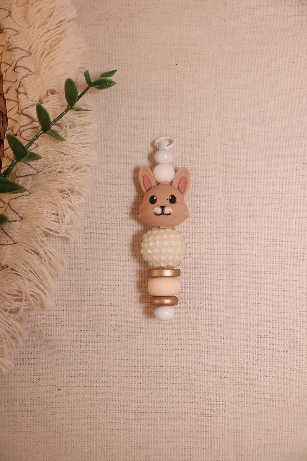 Handgemaakte kralenhanger konijntje in neutrale kleuren en met een glitter strasskraal