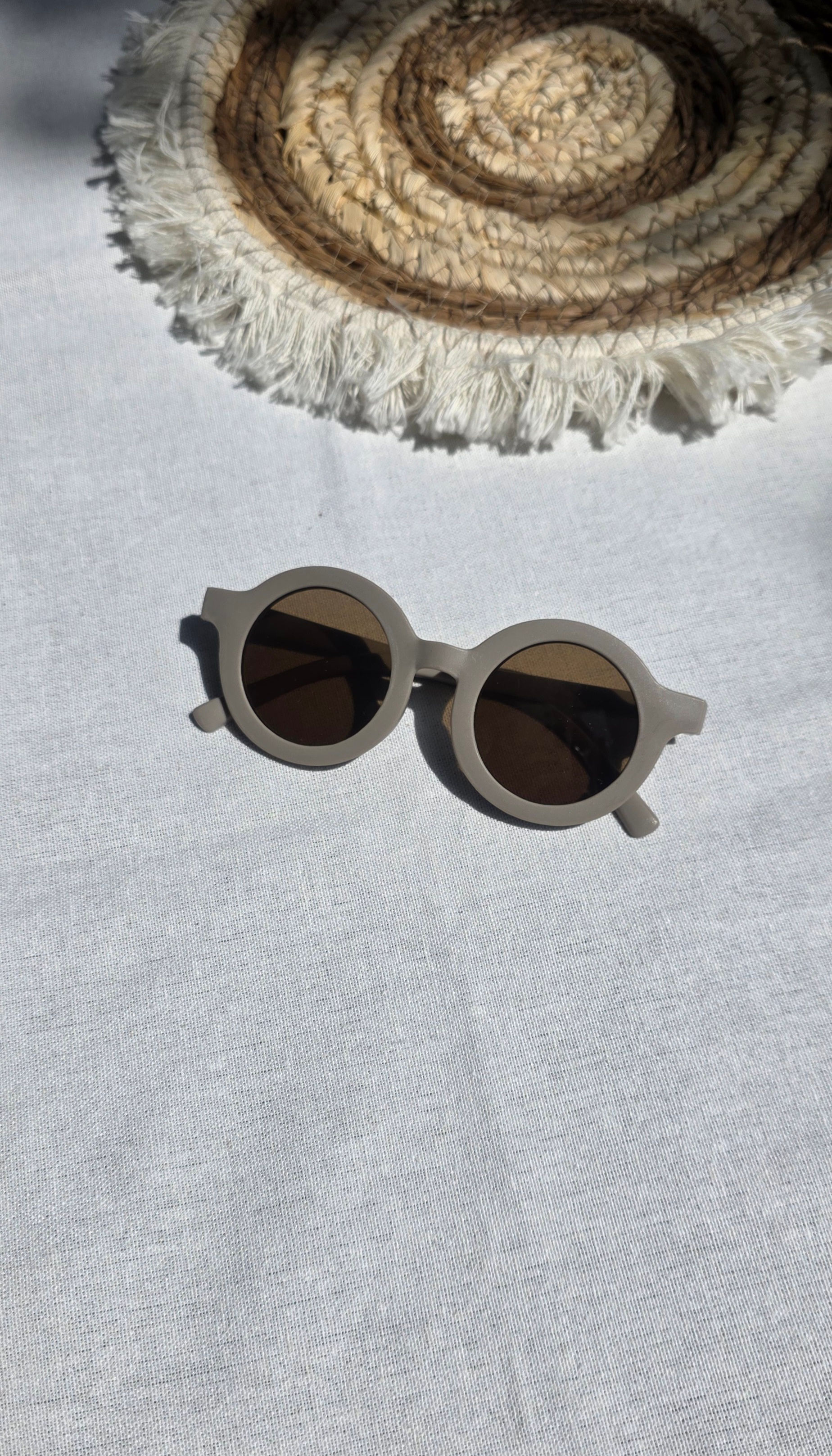 Retro ronde taupe kleurige kinderzonnebril met donkere glazen