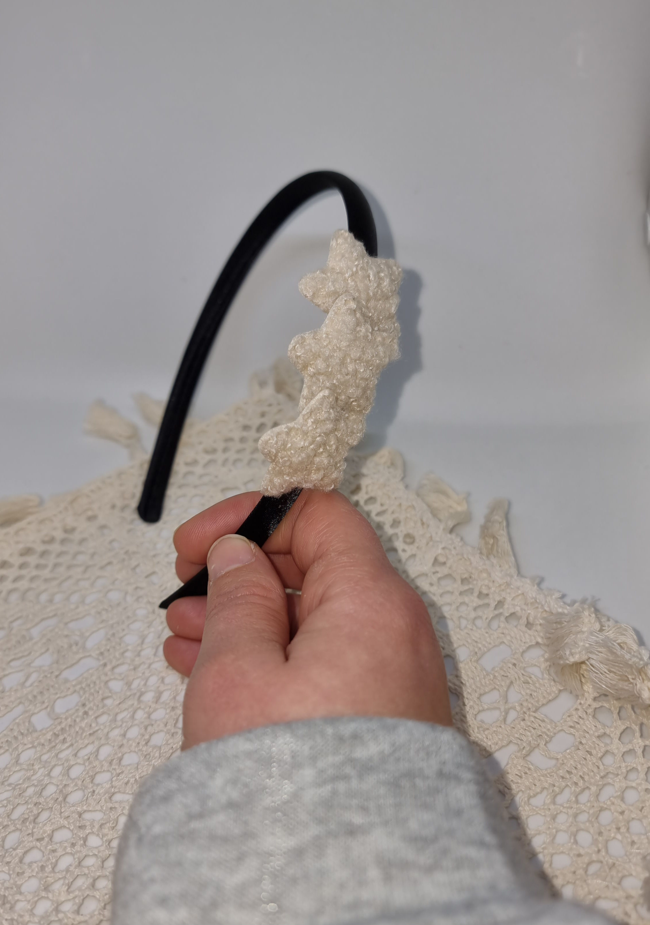 Haarband met sterren van teddystof in de kleur beige